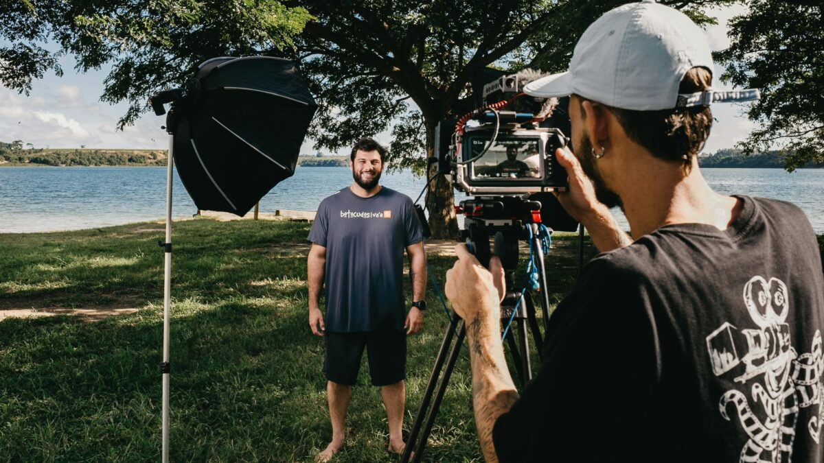 Azienda di produzione video o videomaker singolo: cosa cambia davvero in un progetto professionale Azienda di produzione video o videomaker singolo: cosa cambia davvero in un progetto professionale