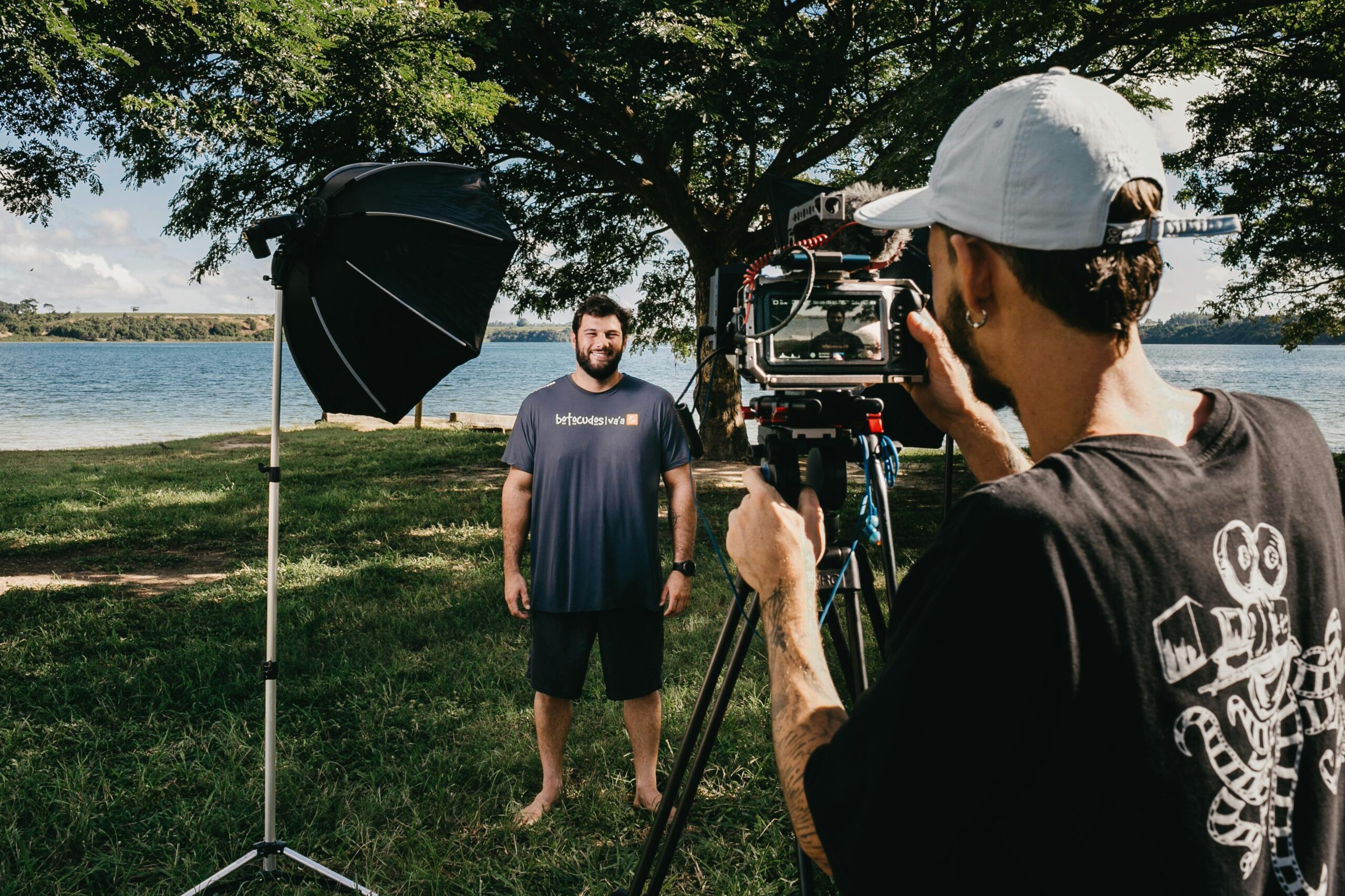 Azienda di produzione video o videomaker singolo: cosa cambia davvero in un progetto professionale Azienda di produzione video o videomaker singolo: cosa cambia davvero in un progetto professionale