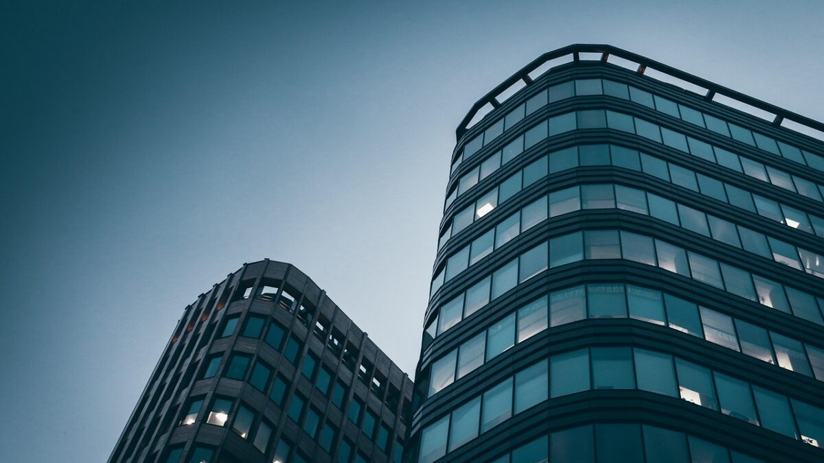Riprese con drone per storytelling corporate: quando il video aziendale supera il modello istituzionale Riprese con drone per storytelling corporate: quando il video aziendale supera il modello istituzionale