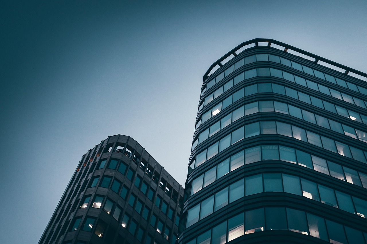 Riprese con drone per storytelling corporate: quando il video aziendale supera il modello istituzionale Riprese con drone per storytelling corporate: quando il video aziendale supera il modello istituzionale