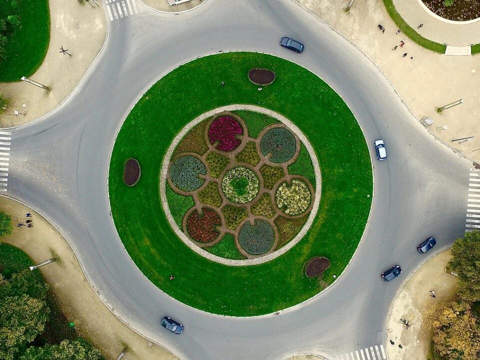 Riprese con drone per storytelling corporate: quando il video aziendale supera il modello istituzionale