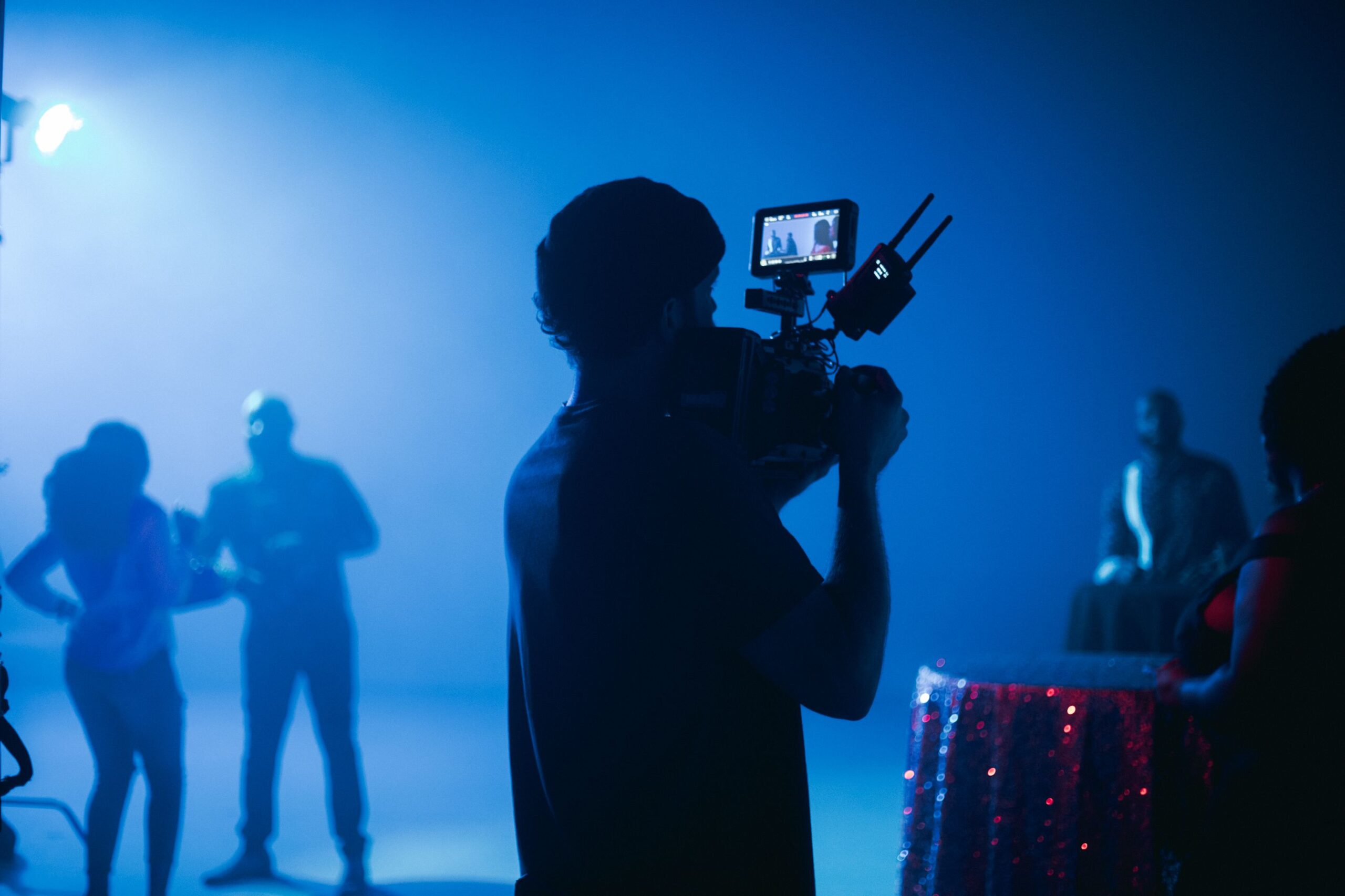 Le fasi di una produzione video professionale: dall'idea alla consegna finale Le fasi di una produzione video professionale: dall'idea alla consegna finale